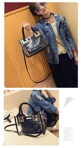 Vue détaillée du sac 2-en-1 transparent avec bordure en cuir noir et boucles dorées