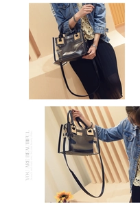 Détail du sac en PVC transparent avec pochette noire et fermoir doré élégant