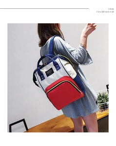 Details des Oxford-Rucksacks im Color-Block-Design mit gelben Reißverschluss-Akzenten