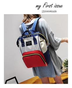Seitenansicht eines dreifarbigen Oxford-Rucksacks, getragen von einem Modell im Raum