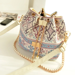 Women Ethnic Print Canvas PU Leather Bucket Bag Golden Chain Artificial Pearl Drawstring Shoulder Bag Vintage Bohemian Crossbody Handbag