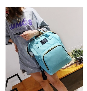 Detailansicht hellblauer Oxford Rucksack mit verstärktem Griff und schwarzem Logo-Etikett