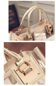 Détails des poignées dorées et rivets métalliques sur un sac de plage transparent