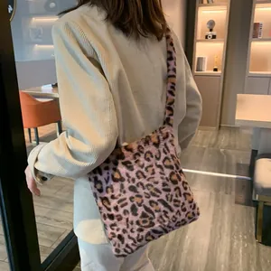 Détail d'un sac bandoulière en peluche léopard violet avec une texture en fourrure