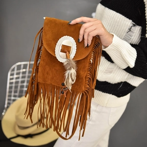 Braune Wildleder-Umhängetasche im Boho-Stil mit Fransen, Metallplättchen und Federn