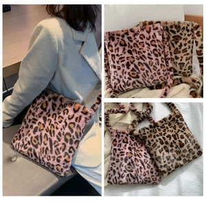 Détail de sacs à bandoulière en peluche léopard rose et marron en fausse fourrure douce