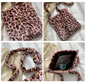 Détails intérieurs d'un sac à bandoulière en peluche léopard rose avec fermeture éclair