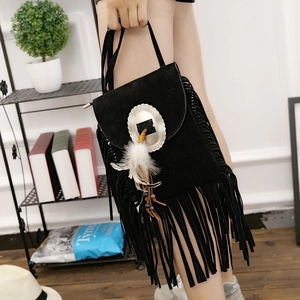 Schwarze Wildleder Umhängetasche im Boho-Stil mit Federn und langen Fransen