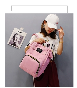 Detailansicht eines rosa Oxford-Reiserucksacks mit großer Öffnung und oberem Tragegriff