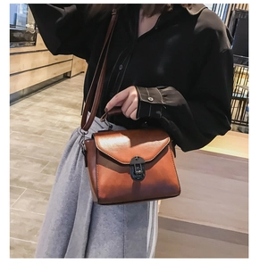 Dettaglio della borsa a tracolla marrone vintage con chiusura in metallo e pelle