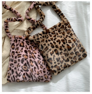 Sacs à bandoulière en fausse fourrure imprimé léopard en marron et rose sur un tissu blanc