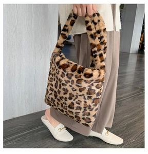 Gros plan sur un sac cabas en fausse fourrure léopard montrant la texture et la bandoulière