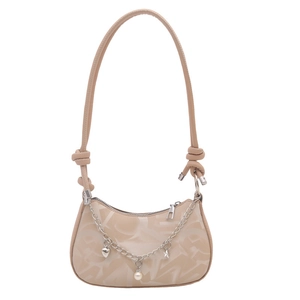 Beigefarbene Halbmond-Achseltasche aus Kunstleder mit Monogramm und Charme-Kette