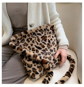Détail du sac à bandoulière en fausse fourrure léopard avec texture douce et lanière