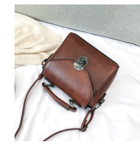 Dettaglio borsa quadrata marrone vintage in pelle PU con serratura metallica e trama