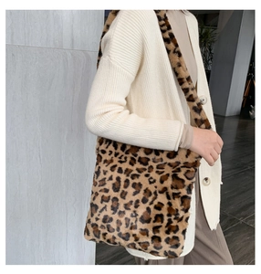 Détail du sac cabas en fausse fourrure léopard montrant la texture douce et la bandoulière