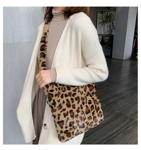 Gros plan du sac bandoulière léopard en peluche avec large sangle et texture douce