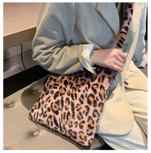Détail d'un sac à bandoulière en fausse fourrure à imprimé léopard rose et violet