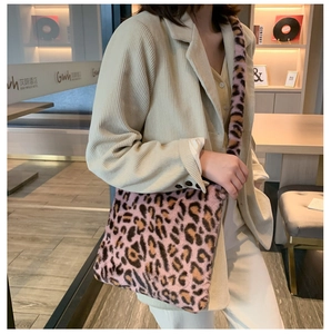 Détail du sac bandoulière rose à motif léopard en fausse fourrure pelucheuse