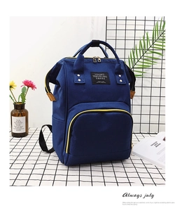 Detail eines dunkelblauen Canvas-Rucksacks mit gelbem Reißverschluss und stabilen Tragegriffen