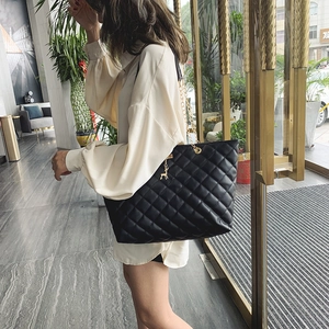Women Quilted Chain Shoulder Bag Large Capacity PU Leather Tote With Deer Pendant Stylish Retro Crossbody Handbag Daily