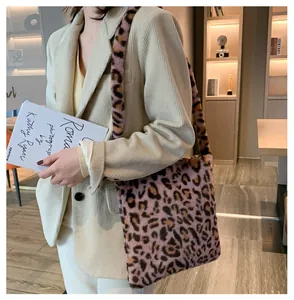 Détail du sac bandoulière en peluche léopard rose avec une texture douce en fausse fourrure