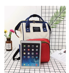 Detail eines Oxford-Rucksacks im Color-Block-Design mit Markenlabel und großer Fronttasche