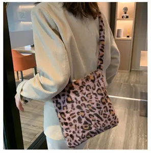 Sac à bandoulière chic en peluche imprimé léopard porté sur un blazer en velours côtelé