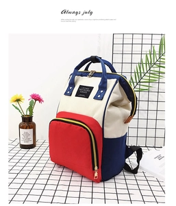 Detail eines dreifarbigen Oxford-Rucksacks mit Griffen und Reißverschlusstasche vorne