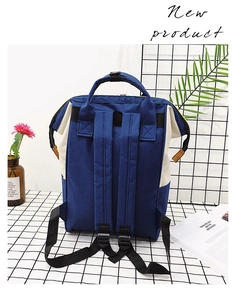 Detailansicht der weiten Öffnung und des strapazierfähigen Oxford-Canvas-Stoffs des Rucksacks