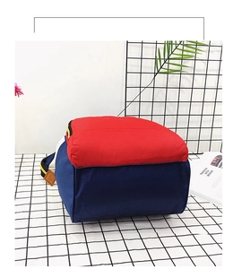 Detailansicht der Unterseite eines Oxford-Rucksacks mit rot-blauem Color-Blocking