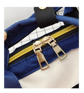 Detail der goldenen Reißverschlüsse und Oxford-Stoff eines schicken Rucksacks