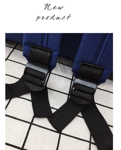 Detailsicht der verstellbaren Schnalle und des Nylonbands am blauen Oxford-Rucksack