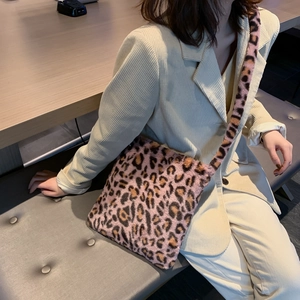 Sac bandoulière en fausse fourrure à imprimé léopard rose pour femme style automne