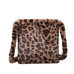 Sac bandoulière chic en fausse fourrure léopard avec texture douce et bandoulière
