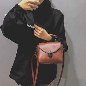 Dettaglio della borsa a mano marrone vintage con chiusura a scatto in bronzo antico