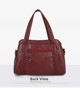 Gros plan d'un sac cabas bordeaux avec texture grainée et poche zippée à l'arrière