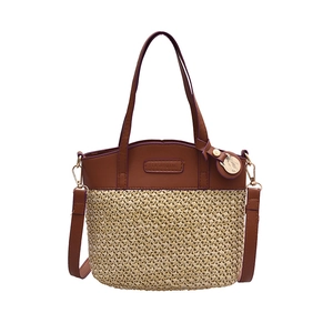 Borsa tote in paglia e pelle marrone con manici superiori e tracolla regolabile di moda