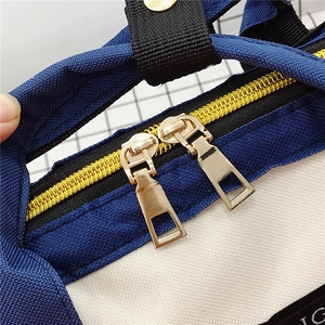 Blau-weißer Oxford-Rucksack mit goldenen Doppel-Reißverschlüssen und schwarzem Griff