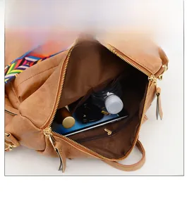 Vue intérieure du sac à dos en similicuir marron montrant sa grande capacité de rangement