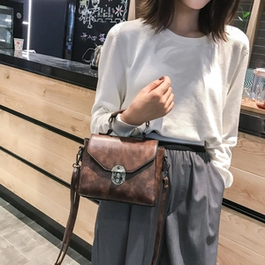 Borsa a tracolla vintage marrone con chiusura a scatto e manico superiore da donna