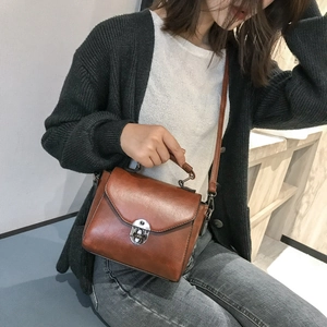 Borsa a tracolla vintage in pelle PU marrone con chiusura a rotazione argentata