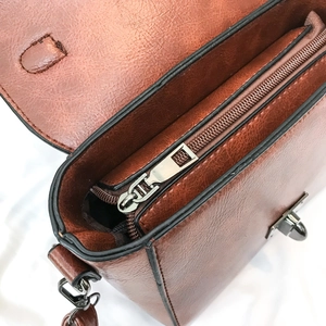 Borsa a tracolla classica in similpelle cognac con zip metallica e scomparti interni