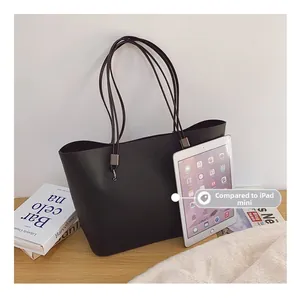 Détail du sac cabas noir avec gaufrage FASHION et capacité comparée à un iPad mini