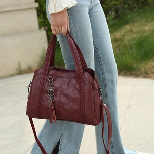 Sac Fourre-tout Femme en Cuir Synthétique Unie Grande Capacité Sac à Bandoulière Couture en V Gland Pendentif Chat Poignée Tissée Sac à Main