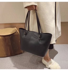 Détail du cabas en cuir noir avec gaufrage FASHION et boucles en métal gris foncé