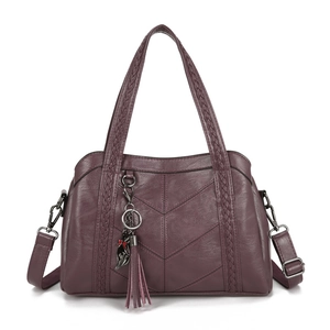 Sac fourre-tout violet avec coutures géométriques en V et poignées tissées, vue de face