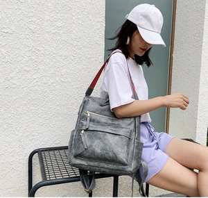 Sac à dos vintage gris en cuir PU avec poches multiples et bretelles rayées tendance