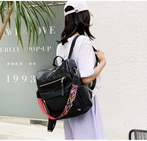 Vue de dos du sac à dos en cuir noir avec bretelles brodées de style ethnique coloré