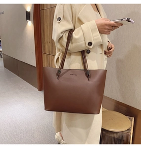 Détail du sac cabas en cuir marron avec inscription FASHION et fines bandoulières